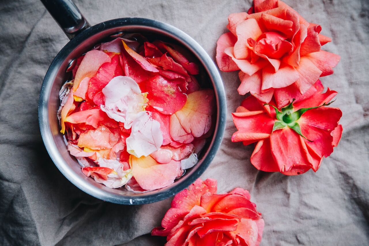 پوستی درخشان با عصاره گل رز