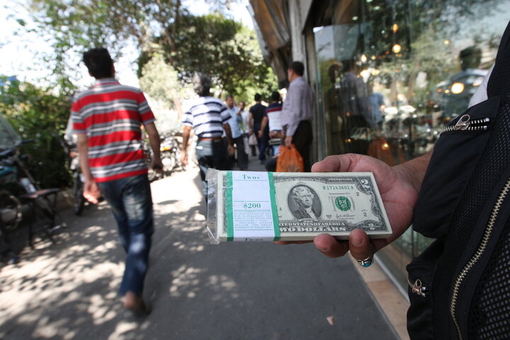 خروج بی سر و صدای سوداگران از بازار ارز