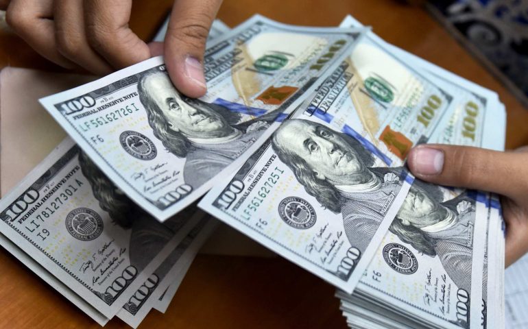دلایل اقتصادی افسارگسیختگی قیمت دلار چیست؟